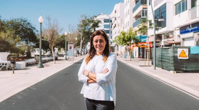 Ástrid Pérez en la avenida de Arrecife.