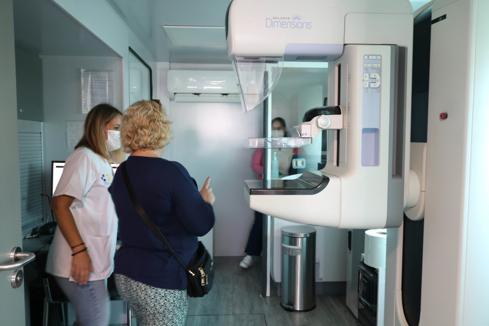 Paciente atendida en una unidad móvil de mamografía en Canarias