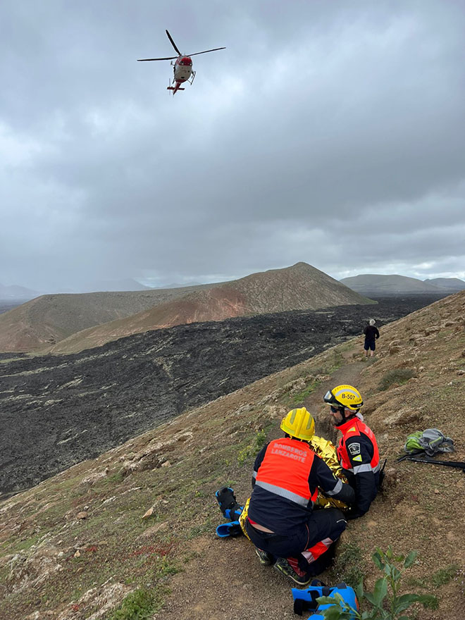Rescatada en helicóptero una mujer herida en una montaña de Tinajo ...