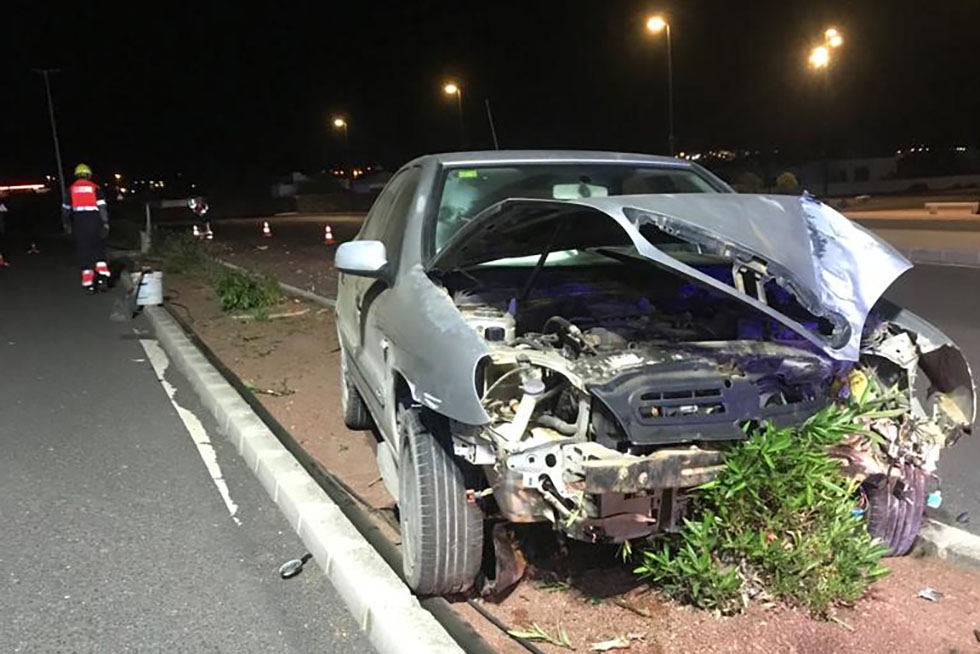 Un coche se sale de la calzada y choca contra una farola en Playa ...