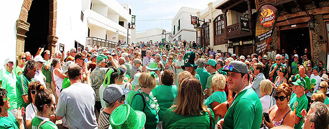 azúcar Leche Prescribir La plaza del Varadero de Puerto del Carmen se tiñe de verde para celebrar  San Patricio | Diario de Lanzarote