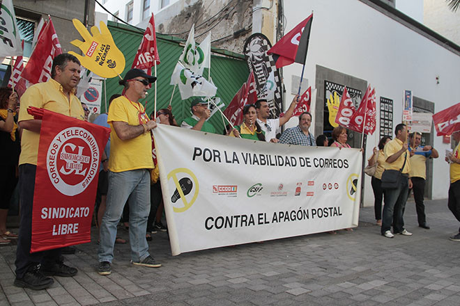 Trabajadores de Correos de las islas orientales protestan por la falta ...