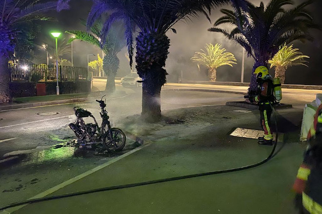  Los bomberos extinguen varios incendios en Arrecife, Puerto del Carmen y Playa Honda